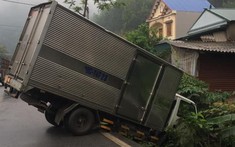 Video: Phanh gấp trên đường trơn, ô tô tải cắm đầu xuống rãnh bên đường tại Bắc Kạn