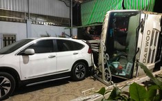 Video quay khoảnh khắc xe bơm bê tông va chạm ô tô tải, lao vào nhà dân rồi lật ngang tại Đồng Nai