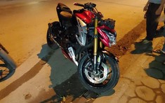 Video: Mô tô phân khối lớn Suzuki GSX-S1000 "phóng như bay", tông trúng 2 phụ nữ đi bộ trên đường Hà Nội