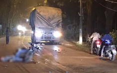 Video: Va chạm với xe máy và bị ô tô tải cán trúng, người đàn ông tử vong trên đường Hà Nội