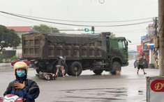 Video quay khoảnh khắc xe ben va chạm với xe máy tại ngã tư ở Hải Dương khiến 1 phụ nữ tử vong