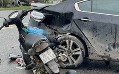 Video: Va chạm với ô tô đang lùi ra đường, nam thanh niên bị hất văng lên nóc xe tại Hải Dương