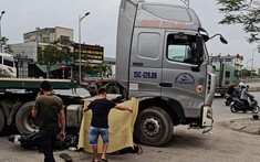 Video quay khoảnh khắc thanh niên đi xe máy va chạm với xe đầu kéo rồi tử vong tại Hải Phòng