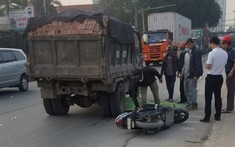 Video: Va chạm với xe máy đi ngược chiều, người đàn ông bị ô tô tải cán tử vong tại Hưng Yên