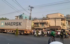 Video quay khoảnh khắc xe container va chạm với xe máy khiến người phụ nữ tử vong tại Long An