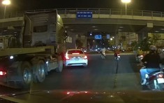 Video xe container va chạm với ô tô Mercedes-Benz C-Class tại ngã tư Hàng Xanh gây tranh cãi