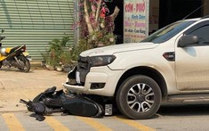 Video: Sang đường thiếu quan sát, người đi xe máy bị xe bán tải Ford Ranger tông văng tại Nghệ An