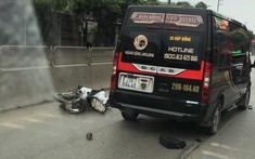 Video: Ô tô khách 16 chỗ lao như tên bắn trên quốc lộ 1A, tông trúng người đi xe máy sang đường