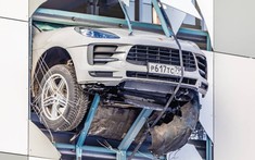 SUV hạng sang Porsche Macan đâm thủng tường của bãi đỗ xe trên cao, suýt rơi xuống bên dưới
