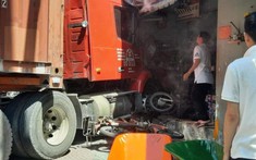 Xe container lao vào cửa hàng bán đồ điện dưới gầm cầu Phú Mỹ, một người tử vong