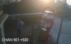 Video quay lại khoảnh khắc chiếc ô tô Mitsubishi Xpander bị tàu hỏa tông trúng tại Quảng Ngãi