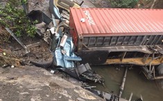Quảng Ninh: Xe container lao xuống mương nước, tài xế tử vong