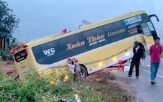 Quảng Trị: Ô tô khách va chạm với xe máy, 1 người phụ nữ tử vong