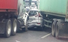 Bị kẹp giữa 2 xe container trong vụ tai nạn liên hoàn trên quốc lộ 1, Mitsubishi Xpander bẹp dúm
