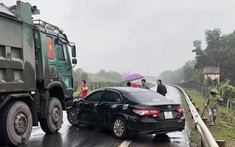 Video: Chuyển làn ẩu, ô tô con Toyota Camry bị xe ben tông trúng trên cao tốc Hà Nội - Thái Nguyên