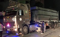 Video: Va chạm với ô tô con đang sang đường, 2 học sinh cấp 3 thương vong dưới gầm xe đầu kéo tại Thái Nguyên