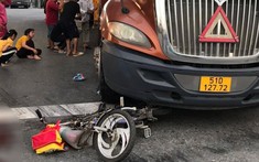 Video quay khoảnh khắc xe đạp điện va chạm với xe container khiến 1 bé gái tử vong tại Tp. Thủ Đức