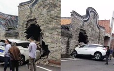 Video: Nữ tài xế tông liên hoàn cả ô tô lẫn xe đạp điện rồi đâm thủng tường của ngôi nhà cổ