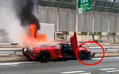 Video quay lại siêu xe hàng hiếm Lamborghini Aventador SV cháy như đuốc trên đường khiến người xem xót xa