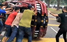 Video hàng chục người dân đẩy chiếc xe Ford Mustang hỏng nặng, lật ngửa sau tai nạn trên đường