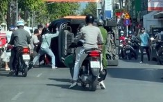 Video quay lại người dân hợp sức đẩy chiếc xe Lexus NX bị lật nghiêng ở Bà Rịa thu hút nhiều sự chú ý