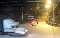 Video quay lại cảnh 2 thanh niên chạy xe máy tốc độ cao, lao qua ngã tư, va chạm với xe container