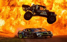 Theo dõi cảnh lái xe mạo hiểm "cháy nổ" kịch tính bằng Ford Bronco và Mustang tại cơ sở tập luyện quân sự Mỹ