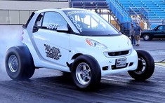 Đây là chiếc Smart Fortwo độ đua drag nhanh nhất thế giới, trang bị động cơ V8 mạnh 725 mã lực