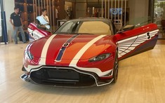 Video: Minh "Nhựa" nhận bàn giao xe Aston Martin V8 Vantage gần 15 tỷ đồng với bộ áo hàng độc