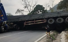 Video: Xe đầu kéo lật chắn ngang đèo Bảo Lộc khiến giao thông bị tê liệt hơn 2 giờ