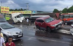 Video: 2 cuộn thép trên xe container rơi xuống đường khiến xe container và Mitsubishi Outlander gặp nạn
