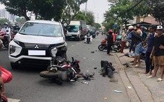 Quận 7: Va chạm giữa xe máy và Mitsubishi Xpander khiến 2 người bị thương nặng