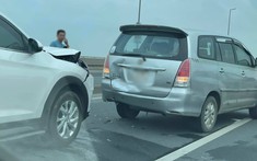 Video: Toyota Innova phanh gấp trên cầu Nhật Tân bị Hyundai Tucson tông trúng