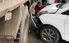 Thái Nguyên: Hyundai i10 vỡ nát đầu xe sau khi tông vào xe tải