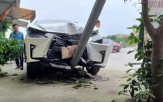 Nghệ An: Lexus RX vỡ nát đầu xe sau va chạm với 2 xe máy rồi tông trực diện trụ đèn
