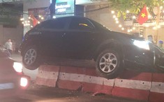 Hải Phòng: Xe sang Audi tông dải phân cách rồi mắc kẹt tại đây