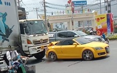 Long An: Xe Audi TT mui trần móp nặng đuôi xe sau va chạm với xe tải ở ngã tư
