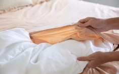Bao lâu nên giặt chăn, ga, gối, đệm một lần?
