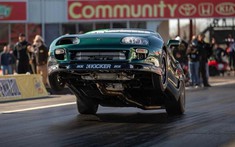 Theo dõi Toyota Supra độ 1.800 mã lực thực hiện bốc đầu điên rồ trên đường đua drag