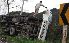 Bắc Kạn: Xe tải tông dải ta-luy rồi lật nghiêng trên QL3, tài xế bị thương nặng