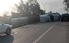 Quảng Nam: Xe container lật nghiêng, nằm chắn ngang trên QL1A, tài xế bị thương