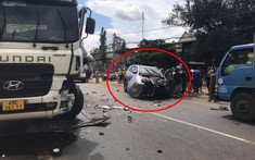 Bảo Lộc: Đối đầu với xe bồn, Toyota Fortuner vỡ nát đầu xe, bay nắp capô, túi khí bung ra