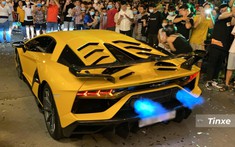 Video: Hàng trăm người dân hiếu kỳ vây quanh xem siêu xe Lamborghini Aventador SVJ "bắn lửa" hơn 3 phút