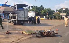 Video: Tông vào xe tải đang rẽ vào cây xăng, 2 người đi xe máy tử vong tại chỗ