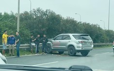 Video: Toyota Fortuner tông liên tiếp dải ta-luy, va chạm với xe tải khiến xe container phanh "cháy lốp"
