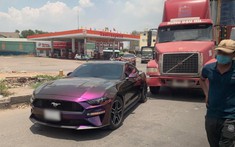 Ford Mustang màu đẹp nổ lốp sau va chạm với xe container ở đường Mỹ Phước - Tân Vạn