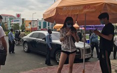 Sĩ quan quân đội Campuchia lái xe Rolls-Royce Ghost chở 3 người Trung Quốc nghi trốn cách ly