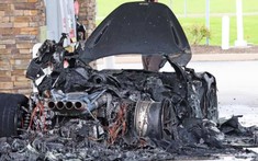 Siêu xe giới hạn McLaren 765LT "cháy như đuốc" ở trạm xăng
