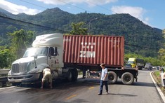 Xe container gặp nạn trên đèo Bảo Lộc, ùn tắc giao thông nghiêm trọng