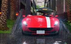 Khổ như đại gia: Chi hơn 65 tỷ đồng sở hữu Ferrari Monza SP1 nhưng mưa xuống phải che dù